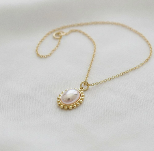Chic Vintage Pearl Necklace with Elegant Design image 1