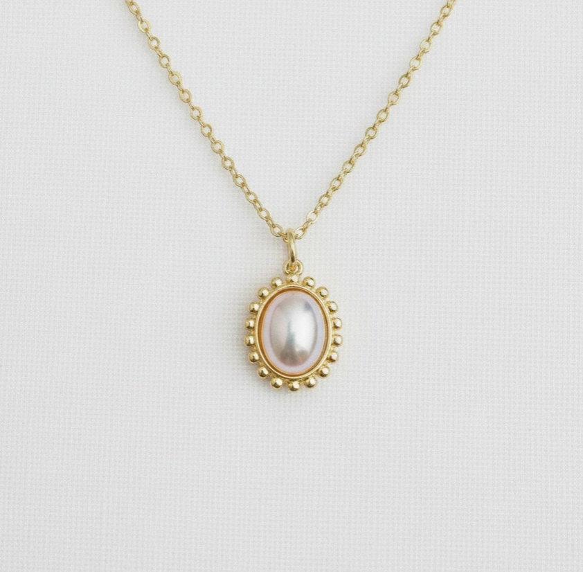 Chic Vintage Pearl Necklace with Elegant Design image 0