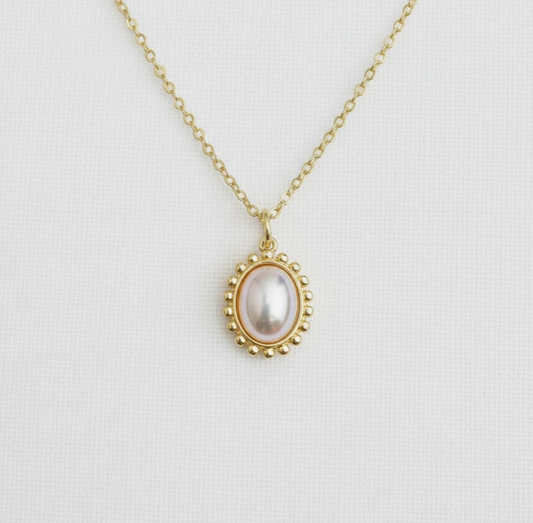Chic Vintage Pearl Necklace with Elegant Design image 0